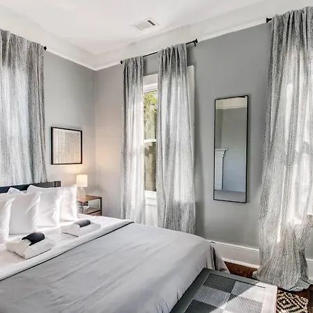 Spacious 2Bdr Park Side Victorian District